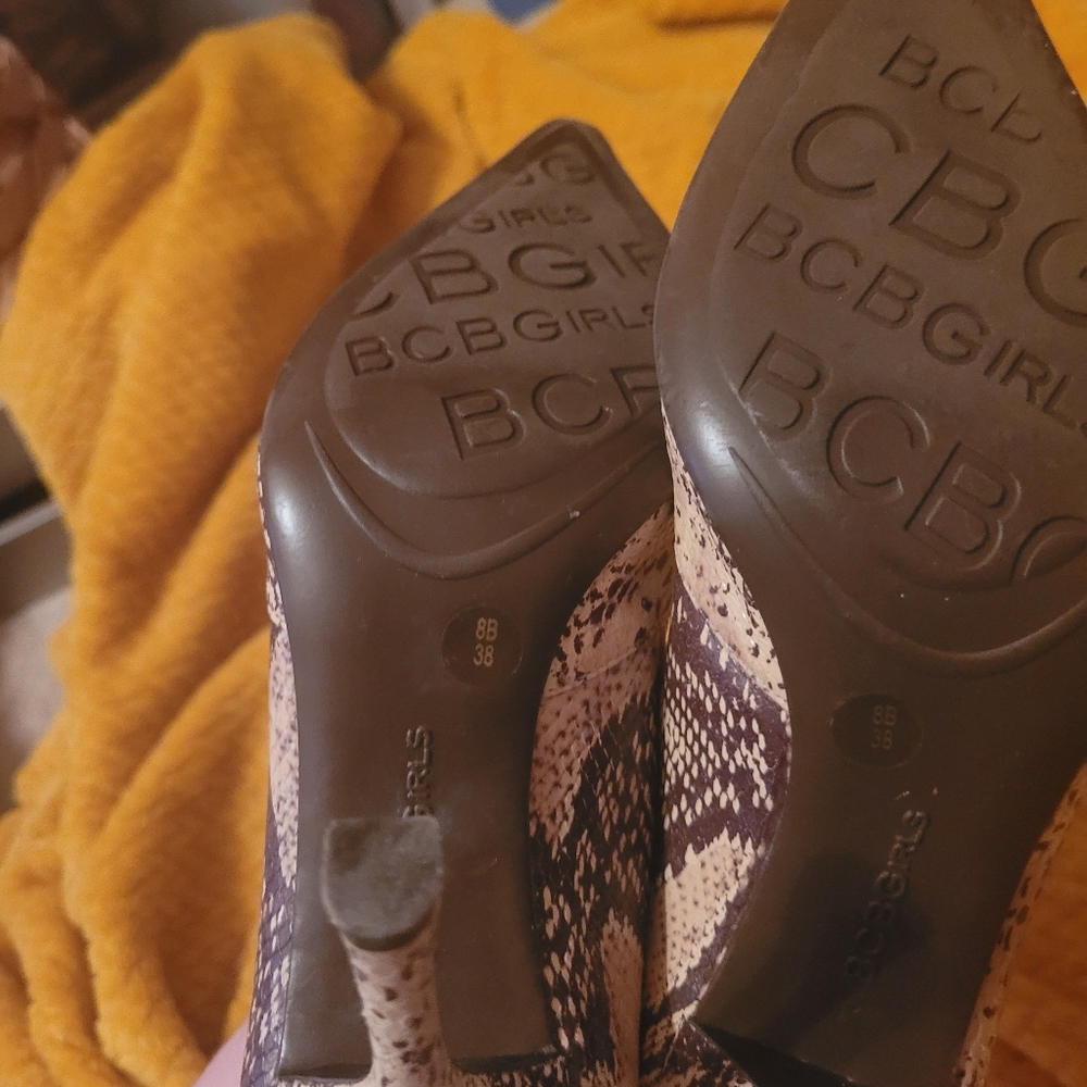 Size 8 heels - Picture 4 of 4